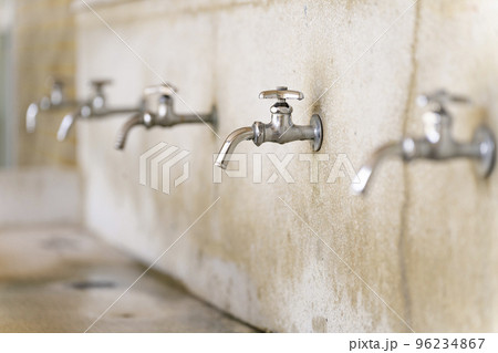 蛇口 水道 手洗い場 学校 蛇口 水道 手洗い場 学校 96234867