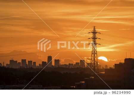 日の出　住宅地の朝　早朝　朝焼け　朝日　太陽 96234990