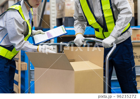 荷物を検査する作業員 荷物を検査する作業員 96235272