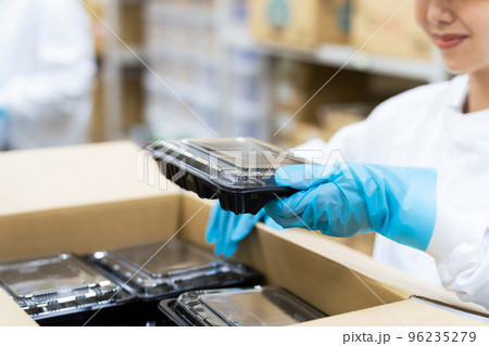 食品を箱詰めする女性　給食センター　宅配食　包装工場 96235279