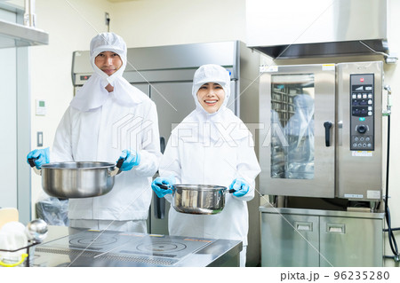 厨房で働く白衣の調理スタッフ　給食センター 96235280