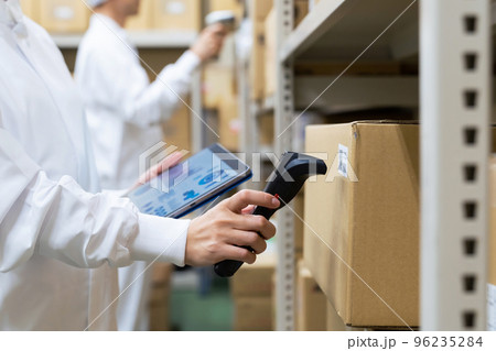 バーコードリーダーを使った在庫管理 倉庫 棚卸し バーコードリーダーを使った在庫管理 倉庫 棚卸し 96235284