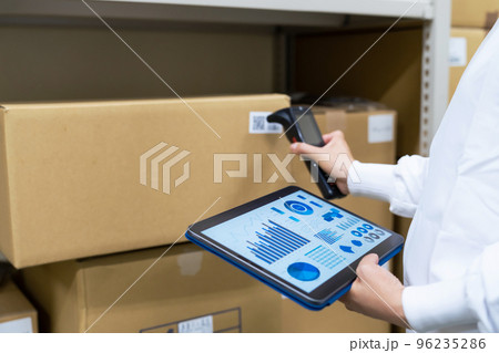 バーコードリーダーを使った在庫管理　倉庫　棚卸し 96235286
