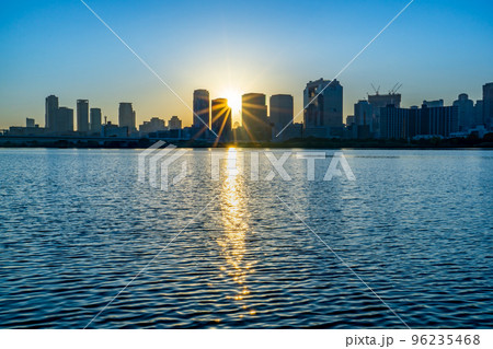 大阪市の淀川から眺める梅田のビル群とご来光 大阪市の淀川から眺める梅田のビル群とご来光 96235468