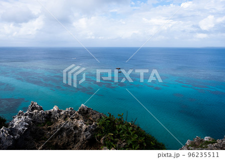 伊良部島のイグアナ岩 96235511