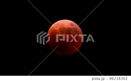 皆既月食 で完全に地球の影に入った 赤い月 【 月蝕 の イメージ 】 96236302