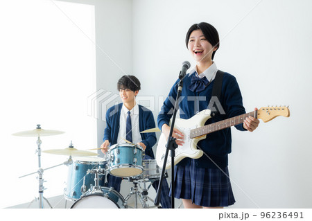 ドラマー　女子高生　ドラム教室 96236491
