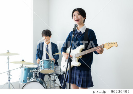 ドラマー　女子高生　ドラム教室 96236493