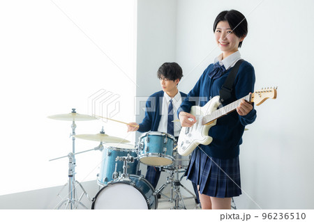 高校生　バンド　軽音部 96236510