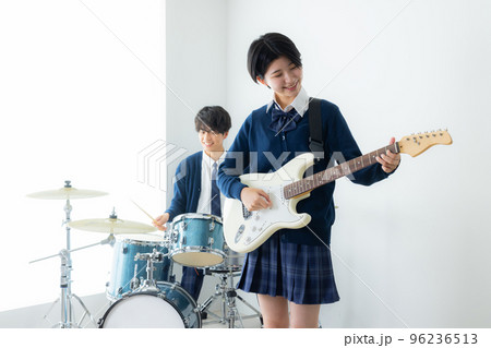 ドラマー　女子高生　ドラム教室 96236513