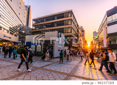 日本の横浜都市景観 11月・夕日に映えるS0TETSU 横浜駅前のパルナードST＝12日 96237169