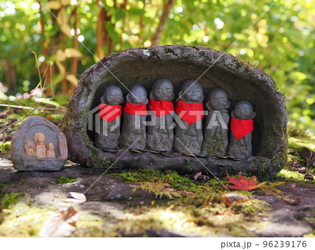 秋の青龍山吉祥寺 境内のお地蔵さま 秋の青龍山吉祥寺 境内のお地蔵さま 96239176