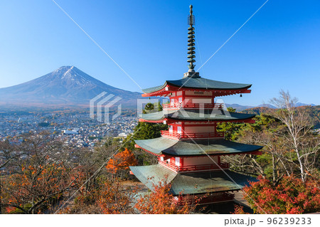 山梨県富士吉田市 秋の新倉山浅間公園から見る富士山と忠霊塔 96239233