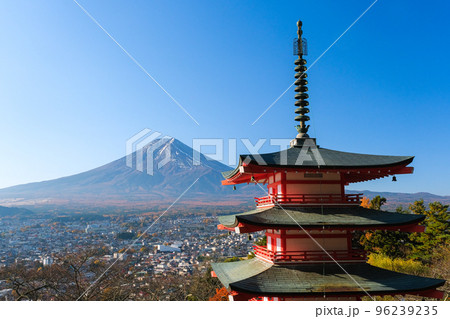 山梨県富士吉田市 秋の新倉山浅間公園から見る富士山と忠霊塔 山梨県富士吉田市 秋の新倉山浅間公園から見る富士山と忠霊塔 96239235
