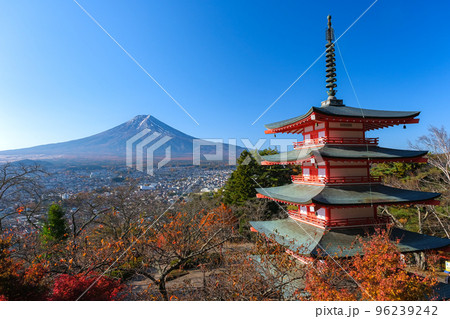 山梨県富士吉田市 秋の新倉山浅間公園から見る富士山と忠霊塔 96239242