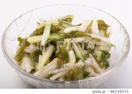 めかぶと長芋ときゅうりのねばねばサラダ 96239355