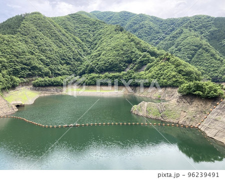 ダム湖の水 96239491