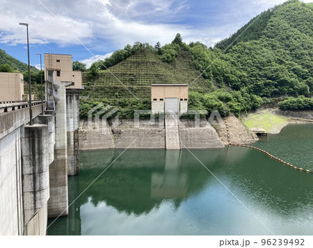 ダム湖の水 96239492