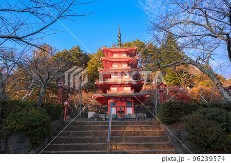 山梨県富士吉田市 夕方の新倉富士浅間神社 忠霊塔 山梨県富士吉田市 夕方の新倉富士浅間神社 忠霊塔 96239574