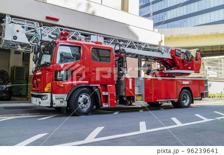 待機する消防車　消防車　緊急車両　はしご車 96239641