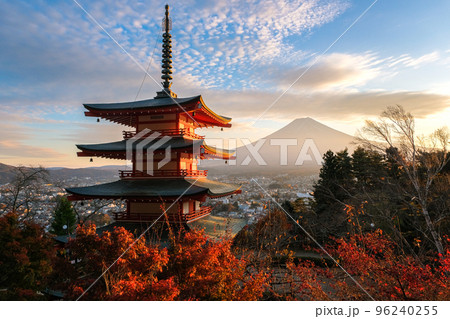 山梨県富士吉田市 秋の新倉山浅間公園から見る夕暮れの富士山と忠霊塔 山梨県富士吉田市 秋の新倉山浅間公園から見る夕暮れの富士山と忠霊塔 96240255