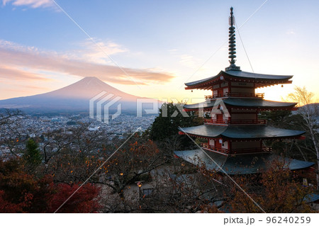 山梨県富士吉田市 秋の新倉山浅間公園から見る夕暮れの富士山と忠霊塔 山梨県富士吉田市 秋の新倉山浅間公園から見る夕暮れの富士山と忠霊塔 96240259