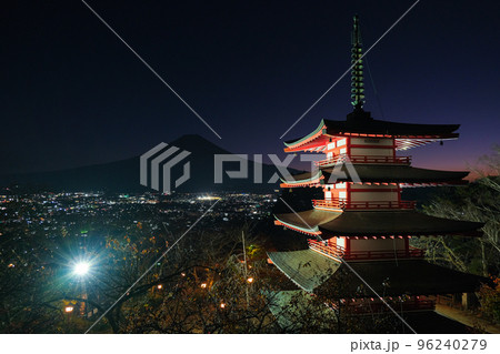 山梨県富士吉田市 秋の新倉山浅間公園から見る夜の富士山と忠霊塔 96240279