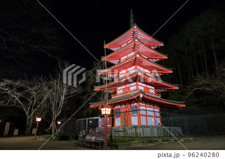 山梨県富士吉田市 夜の新倉富士浅間神社 忠霊塔 96240280