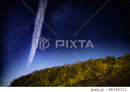 静岡県富士宮市　富士山五合目　満天の星空 96240352