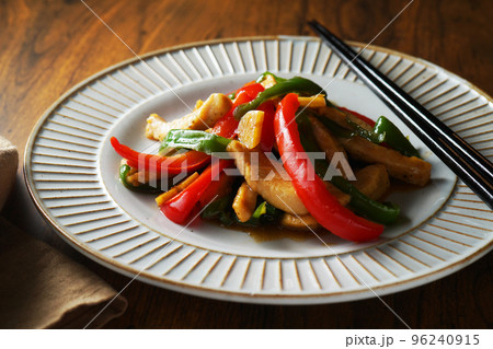 2色のピーマンと鶏肉のガーリック炒め 96240915
