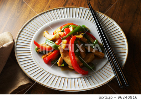2色のピーマンと鶏肉のガーリック炒め 96240916