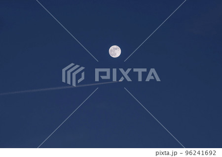 浮かぶ月と飛行機 満月と飛行機 イメージ素材 浮かぶ月と飛行機 満月と飛行機 イメージ素材 96241692