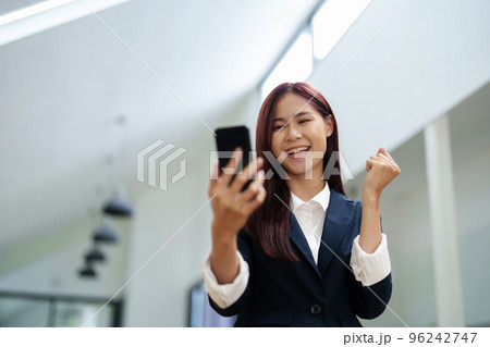 Businessmen use the smart phone to contact partners, success concept. Businessmen use the smart phone to contact partners, success concept. 96242747