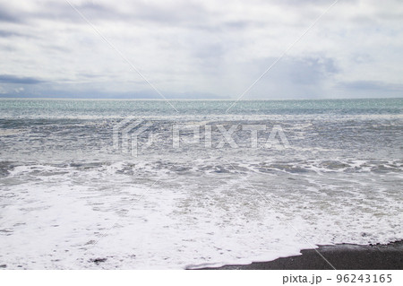 海岸に打ち寄せる波と空の風景 海岸に打ち寄せる波と空の風景 96243165