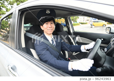 タクシーを運転する男性ドライバー タクシーを運転する男性ドライバー 96243963