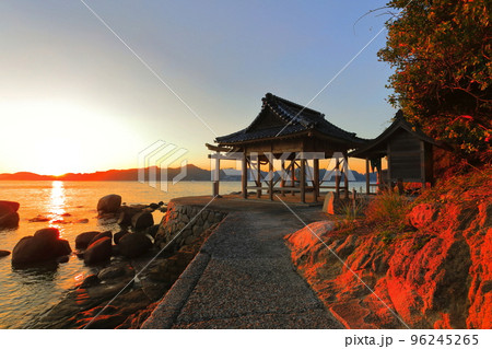 【愛媛県】夕焼けの白石龍神社（松山市） 96245265