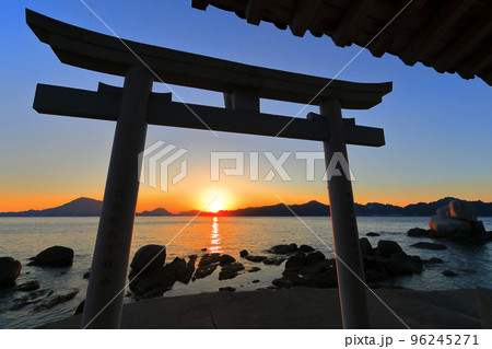 【愛媛県】夕焼けの白石龍神社（松山市） 96245271