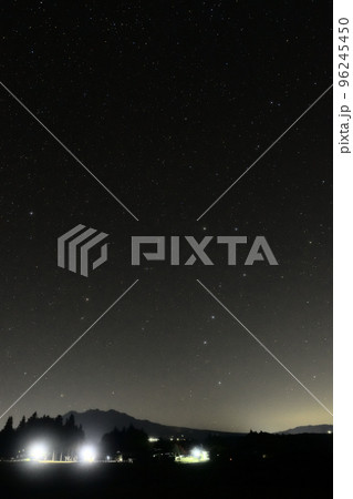 北杜市白州町、八ヶ岳の上の北斗七星と北極星 96245450