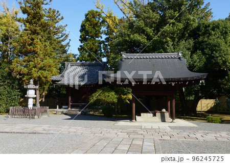 秋の広隆寺　手水舎　京都市右京区太秦 96245725
