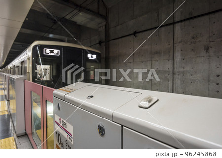 京王線　 調布駅　駅　ホーム　プラットホーム　降車優先 ホーム　ホームドア　地下ホーム 96245868