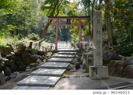 吉田神社 菓祖神社参道入口の鳥居 京都市左京区 吉田神社 菓祖神社参道入口の鳥居 京都市左京区 96246053