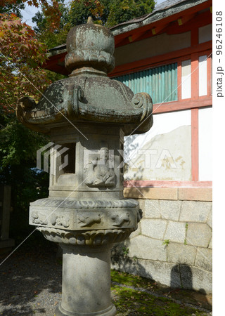 吉田神社 斎場所大元宮の門前の石灯篭 京都市左京区 吉田神社 斎場所大元宮の門前の石灯篭 京都市左京区 96246108