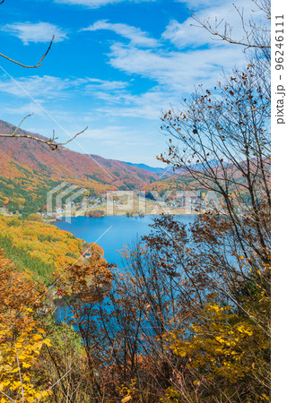 秋の木崎湖を望む【小熊山トレッキングコース】 96246111