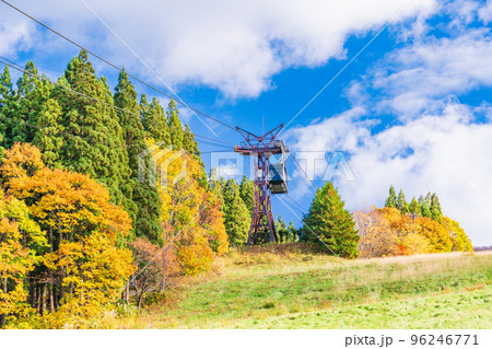 （山形県）紅葉の山形蔵王　雪を待つゲレンデ 96246771