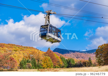 （山形県）紅葉の山形蔵王　蔵王ロープウェイ ・雪を待つゲレンデ 96246779