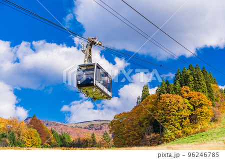 （山形県）紅葉の山形蔵王　蔵王ロープウェイ ・雪を待つゲレンデ 96246785