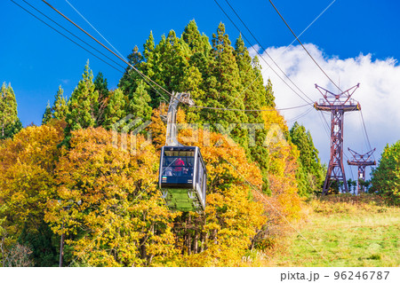 （山形県）紅葉の山形蔵王　雪を待つゲレンデ 96246787