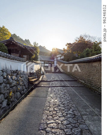 東大寺二月堂の裏参道の秋景色 96246812