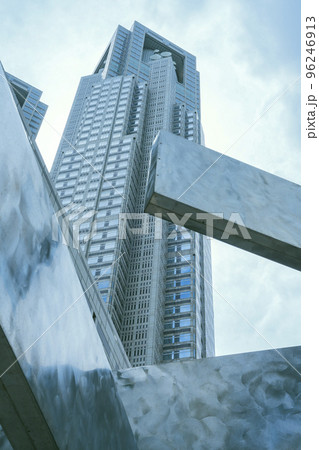 東京都新宿区の東京都庁（第一本庁舎・第二本庁舎・議会）を外観から見る風景 96246913