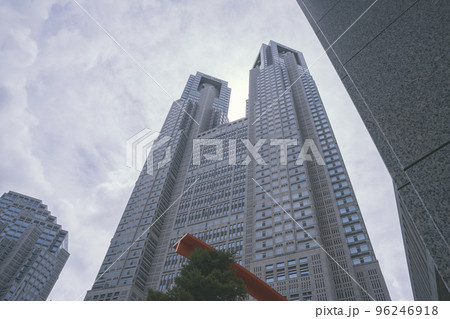 東京都新宿区の東京都庁（第一本庁舎・第二本庁舎・議会）を外観から見る風景 96246918